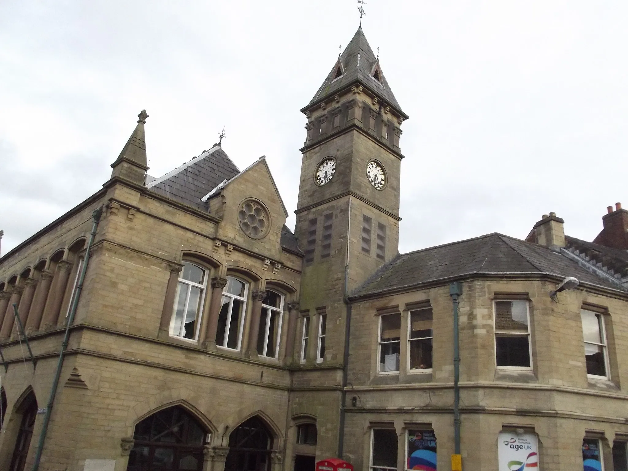 Photo showing: Wirksworth Town Hall - built from 1871.

The building is now a library.