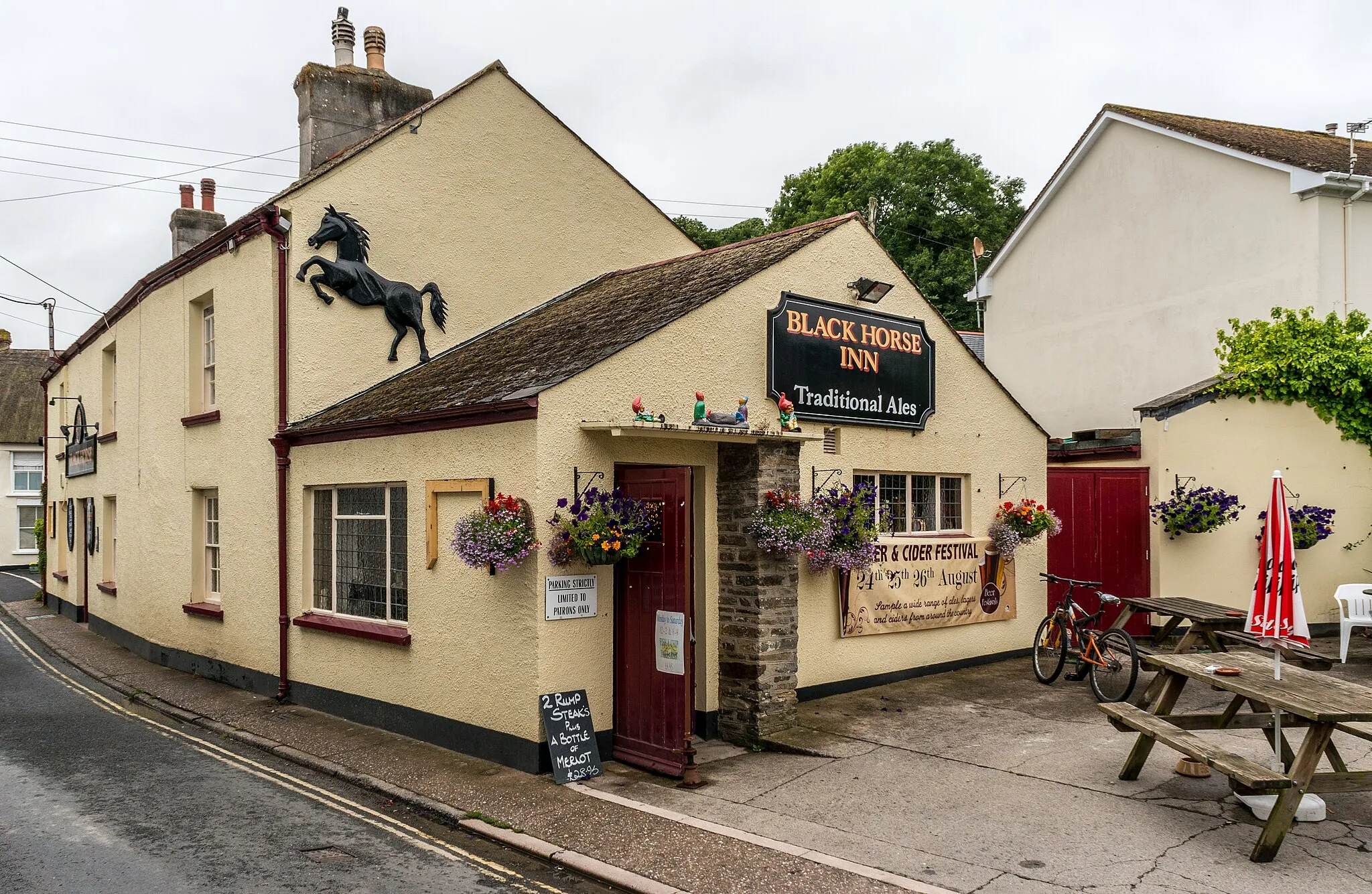 Photo showing: This is a photo of listed building number 1107125.