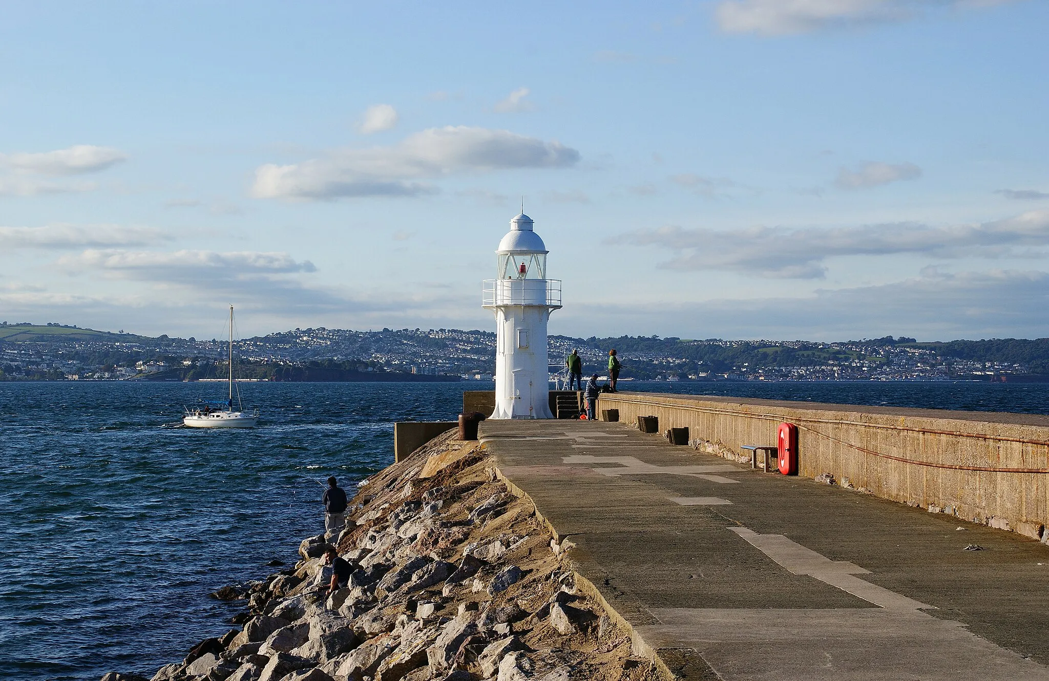 Photo showing: Lighthouse at the end of the Breakwater at Brixham in Devon, UK.