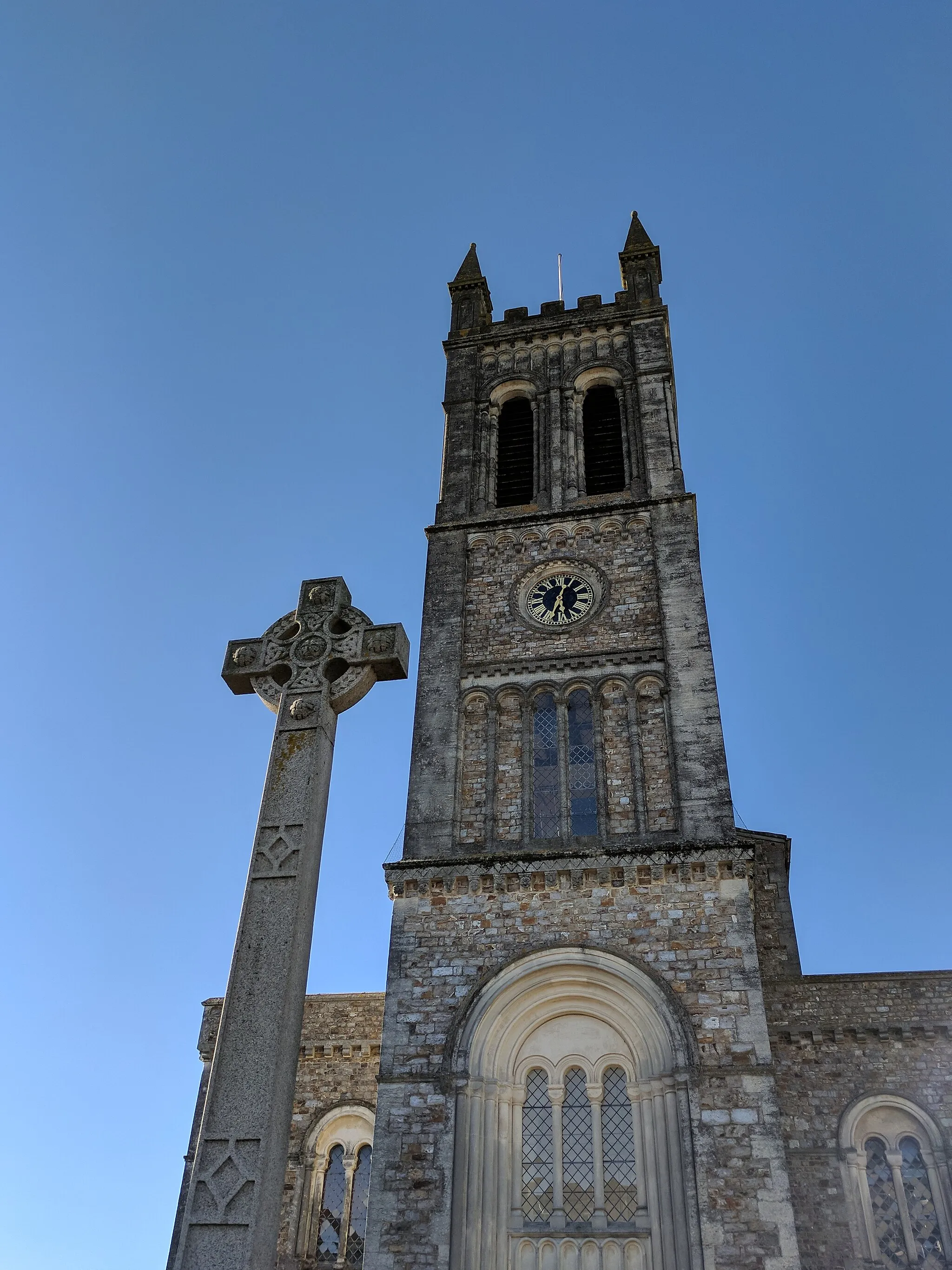 Photo showing: South tower of St Paul's parish church, Honiton, Devon, seen from the south, with the town's main war memorial in the foreground