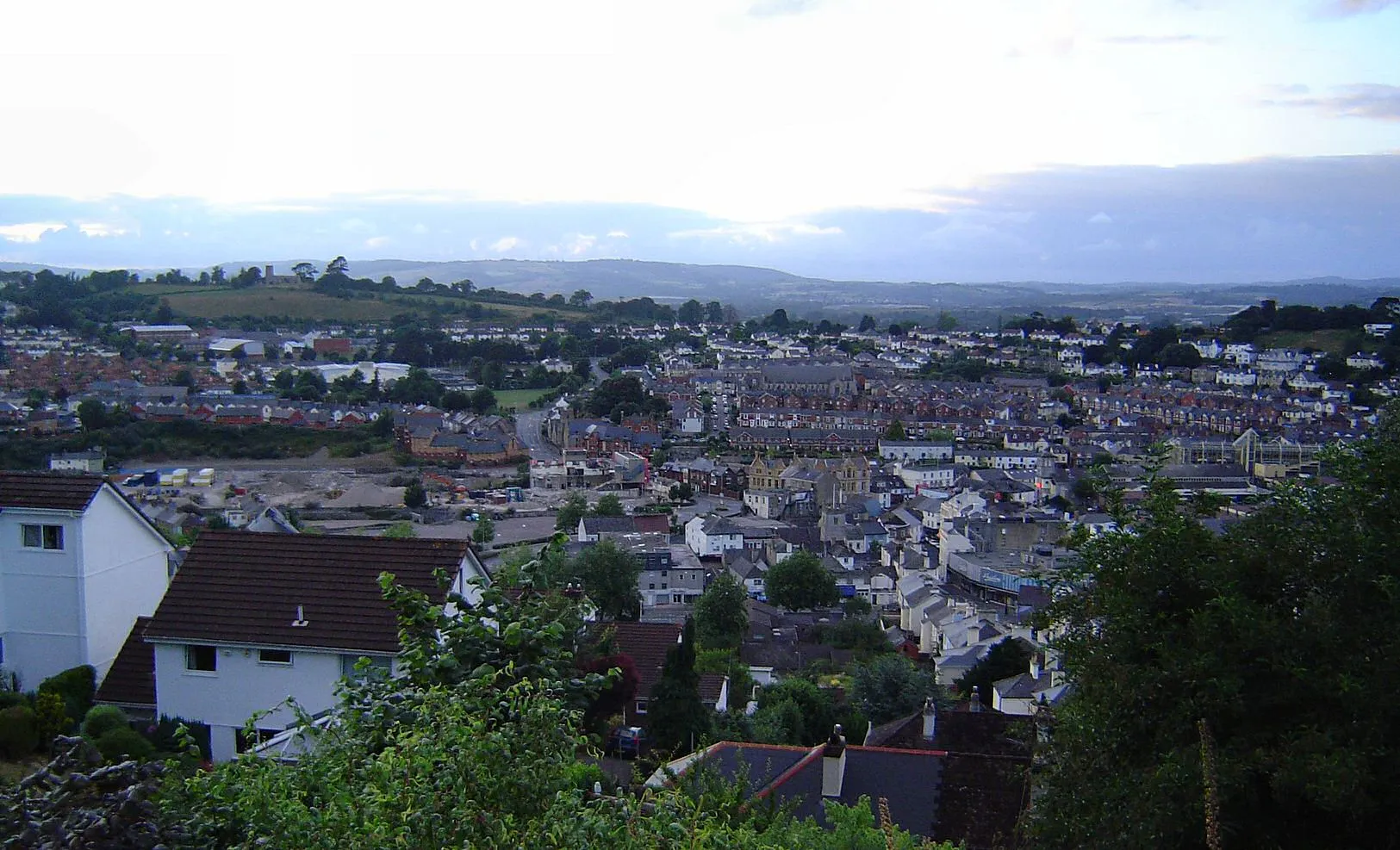 Photo showing: View over central Newton Abbot, Devon, UK - taken from Wolborough Hill, July 2005.