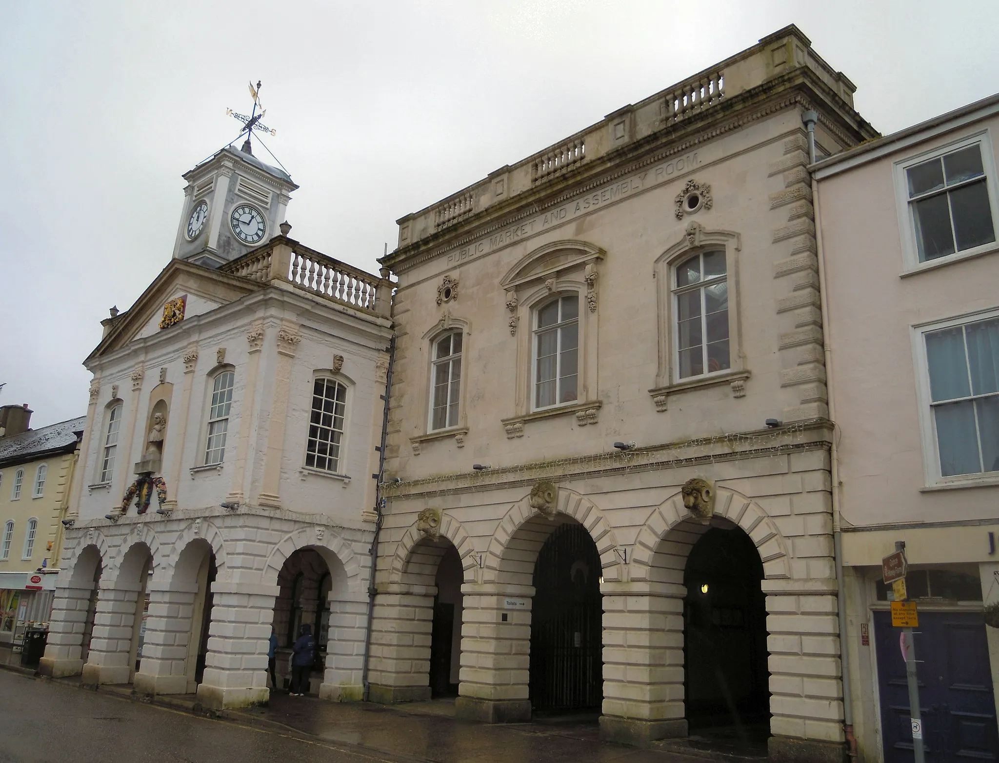 Photo showing: The Guildhall in South Molton was constructed between 1739 to 1741. Behind it is the town's Pannier Market