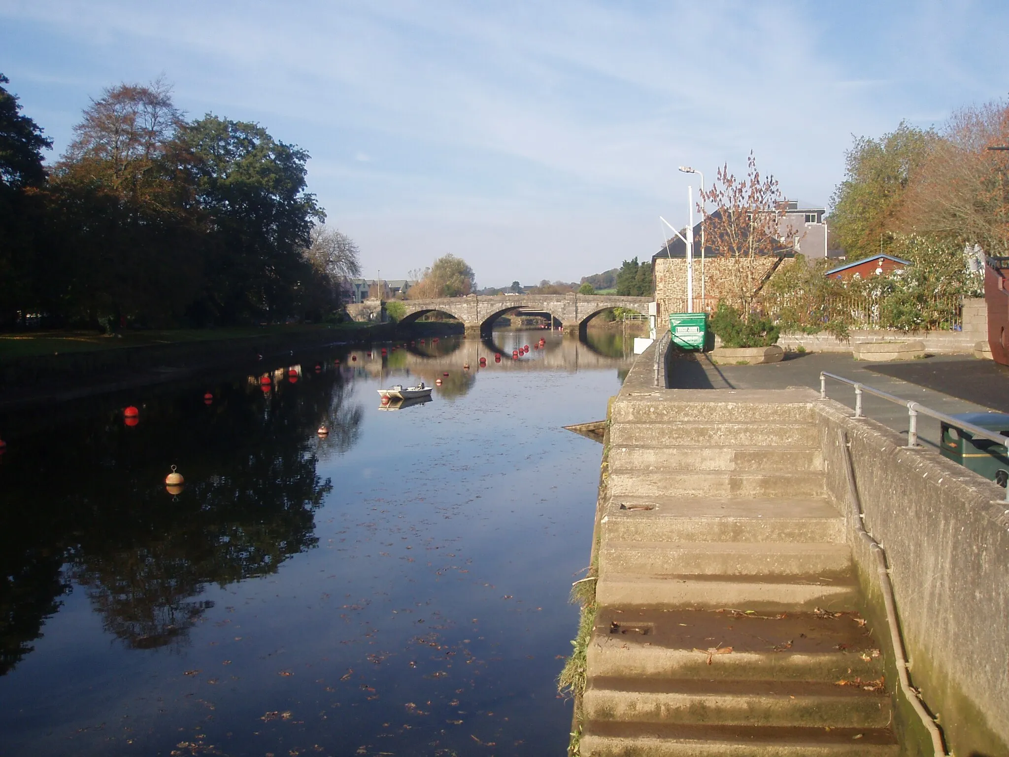 Photo showing: Shows the River Dart at Totnes in Devon looking upstream to the bridges