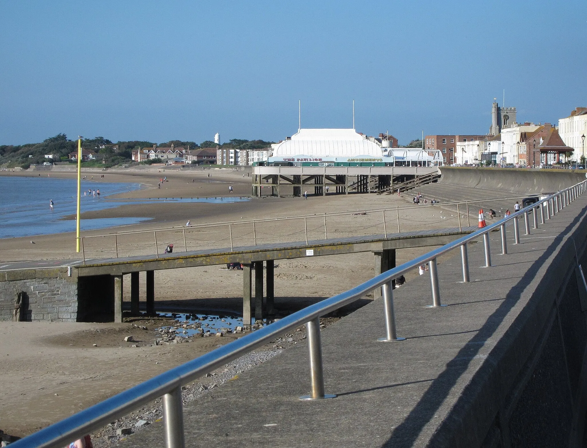 Photo showing: Burnham-on-Sea, Somerset, England. The beach and pier in 2016.