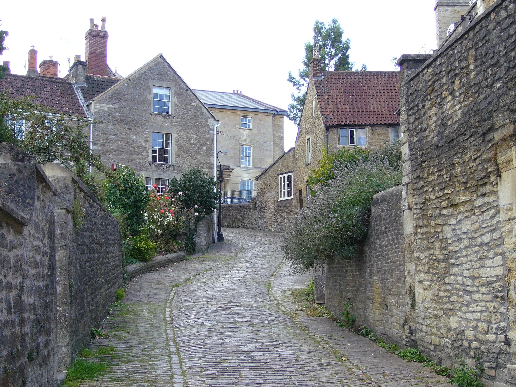 Photo showing: Gentle Street in Frome. Photographed in September 2007.
Required attribution is: Photo by Tom Oates.