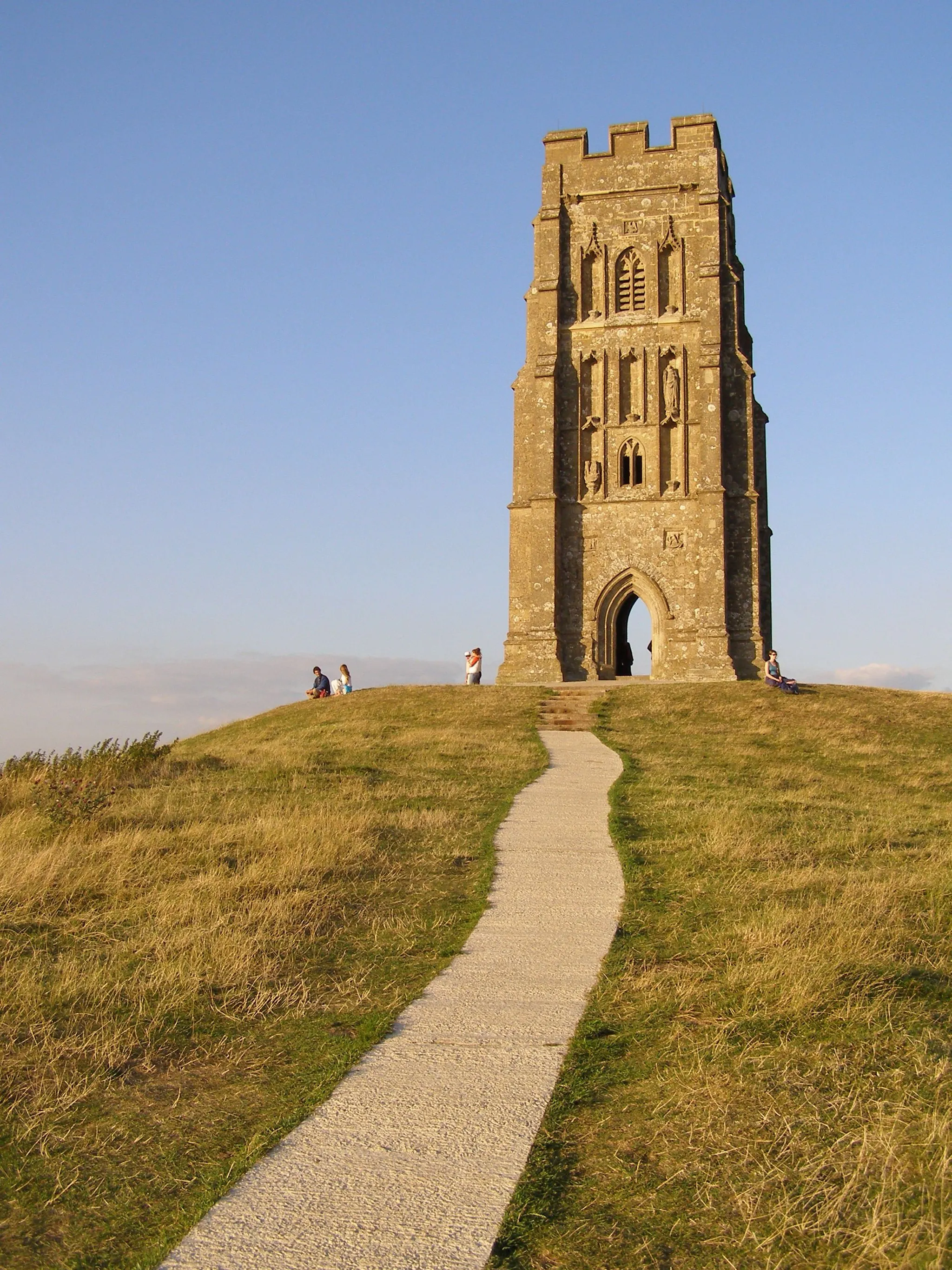 Photo showing: Approaching the summit of Glastonbury Tor, with the ruined (and restored) St Michael's church tower