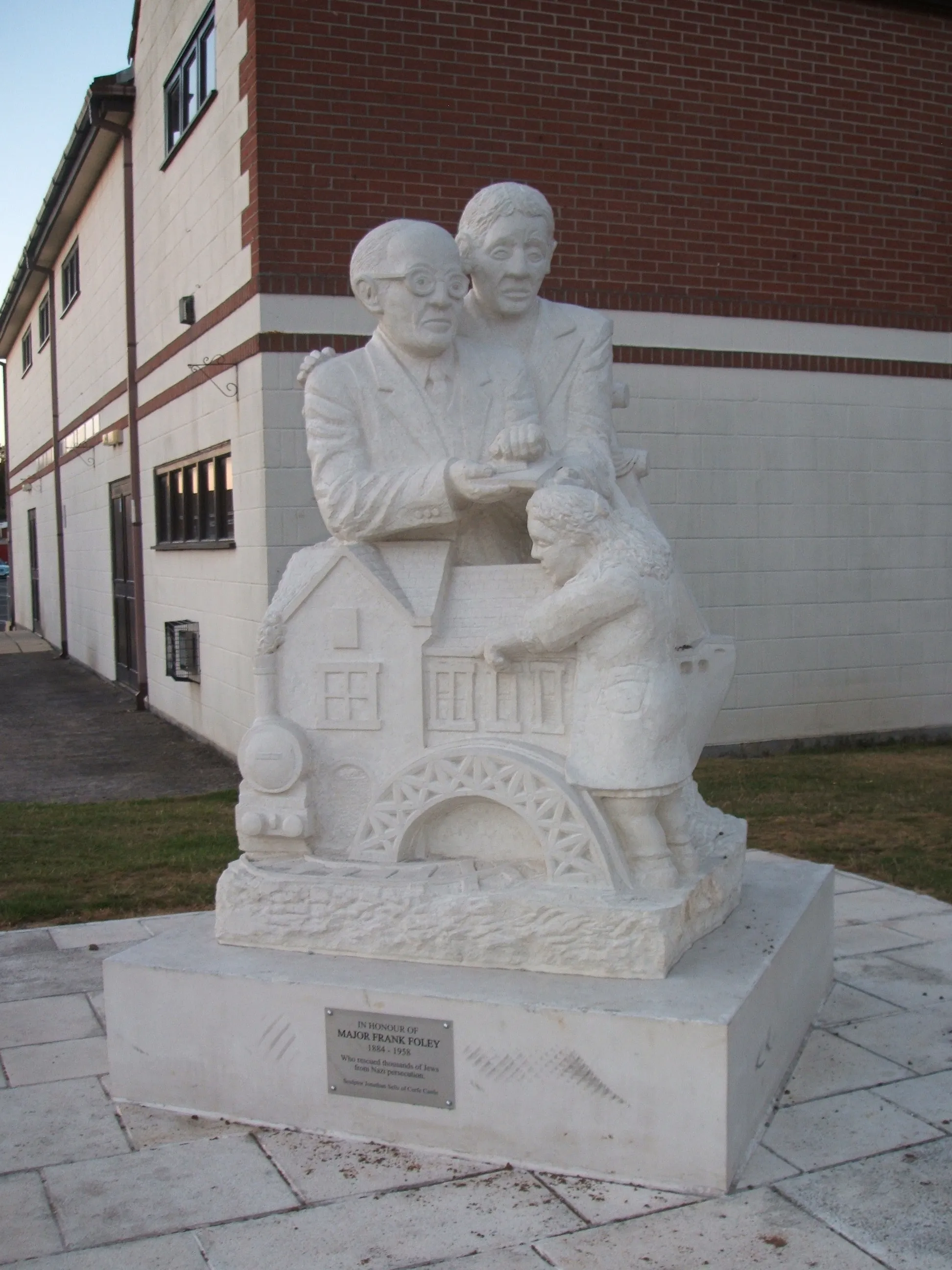 Photo showing: Statue of Frank Foley in Highbridge, UK.