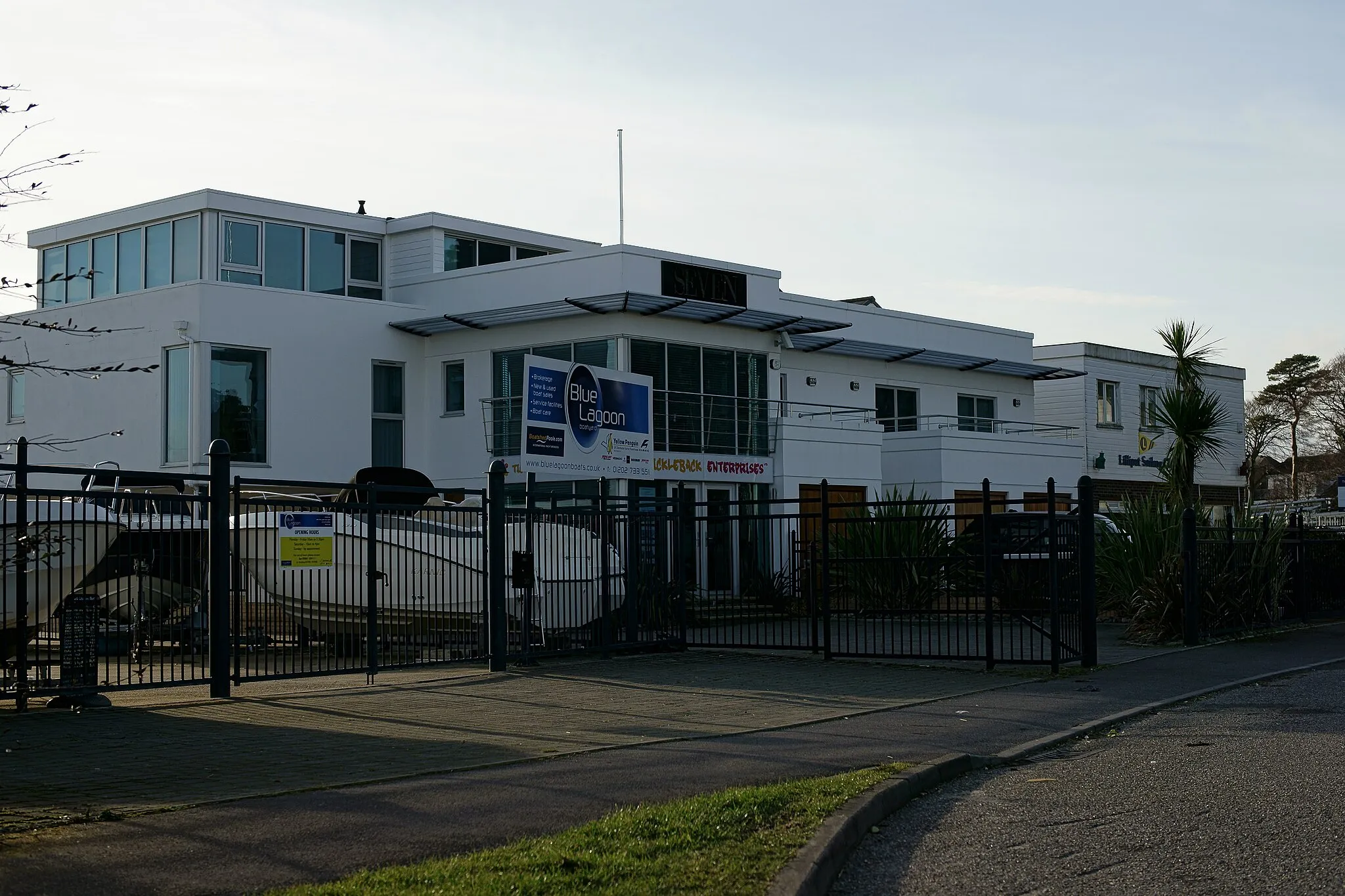 Photo showing: Businesses on Sandbanks Road, Parkstone