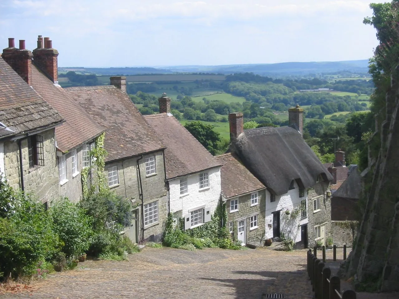 Photo showing: Gold Hill, Shaftsbury, Dorset, England on June 3, 2004

https://www.flickr.com/photos/skez/31533377/