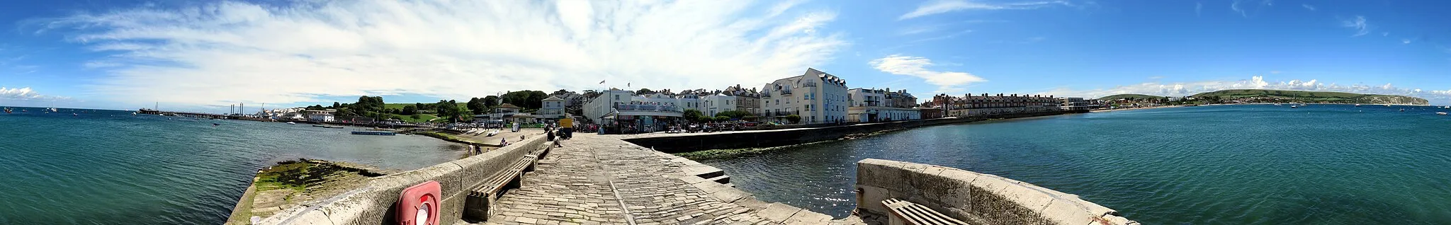 Photo showing: The seafront at Swanage in ultrawide panorama, taken from the end of a peer.