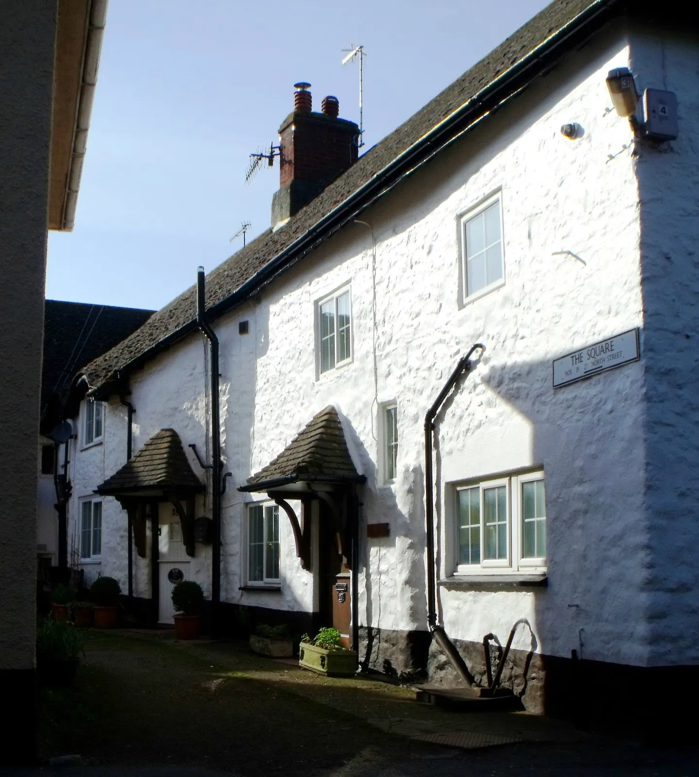 Photo showing: Cottages in the Square, Williton