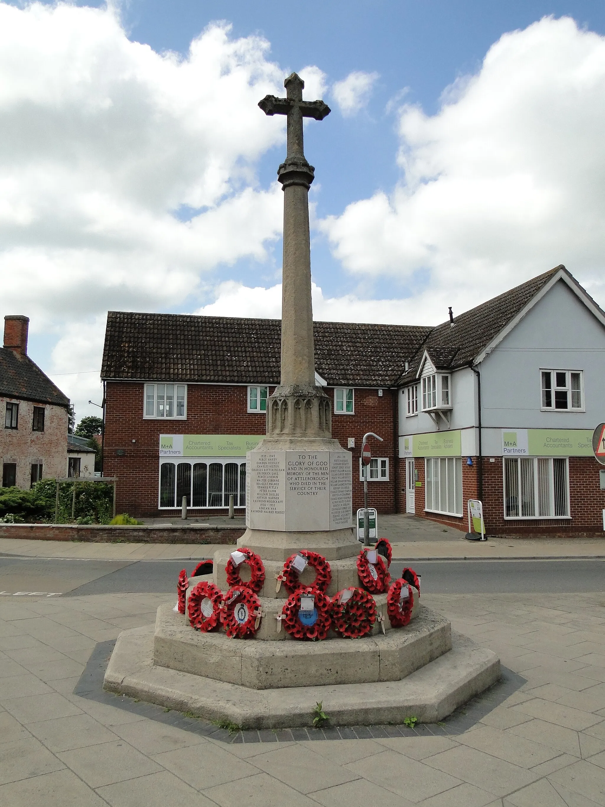 Photo showing: Attleborough War Memorial
