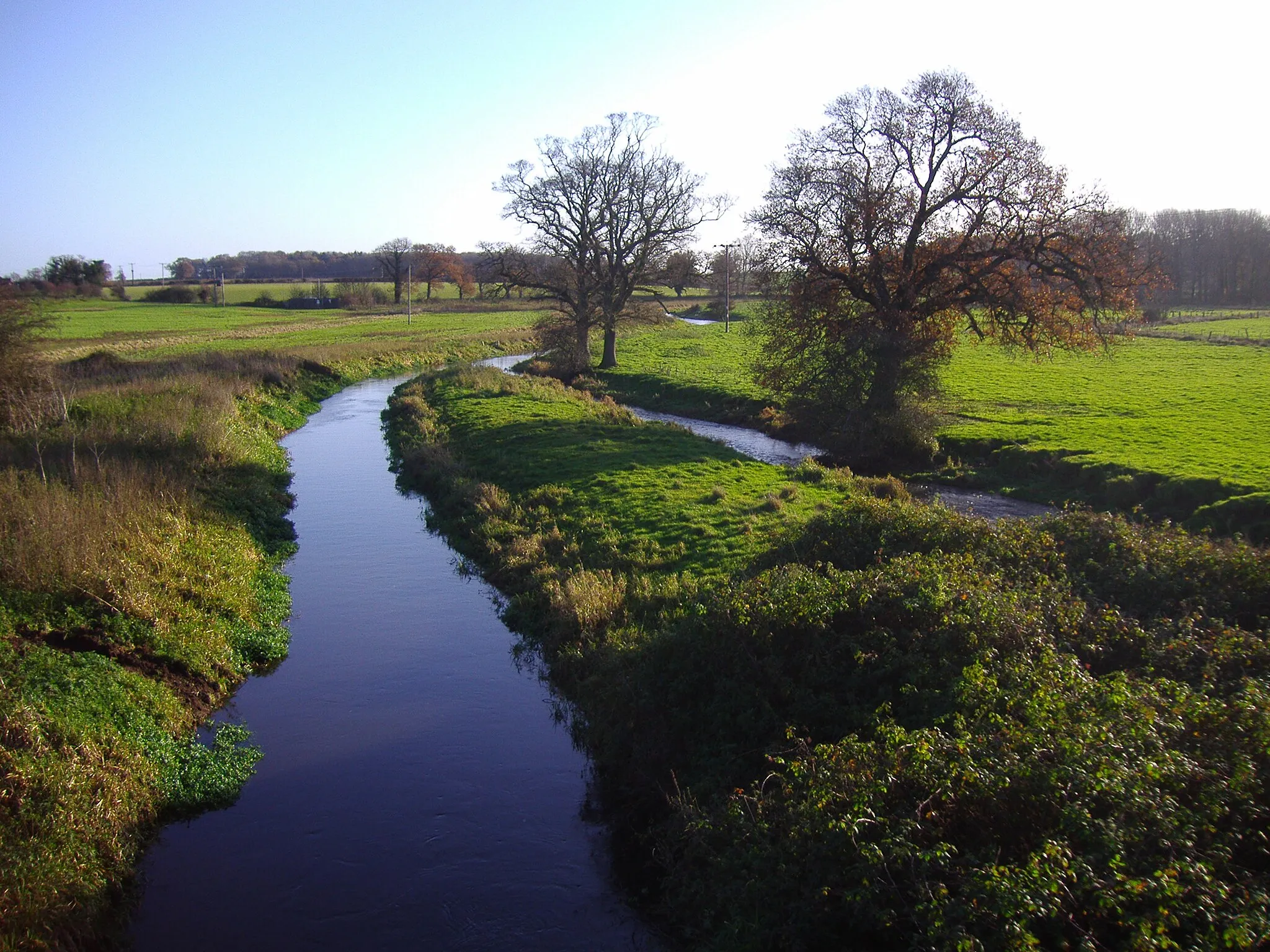 Photo showing: Looking down stream of the River Bure at Aylsham, Norfolk, England.