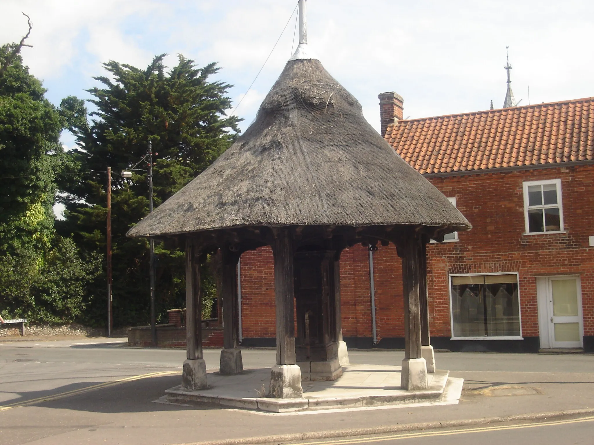 Photo showing: Picture of thatched water pump at Aylsham, Norfolk