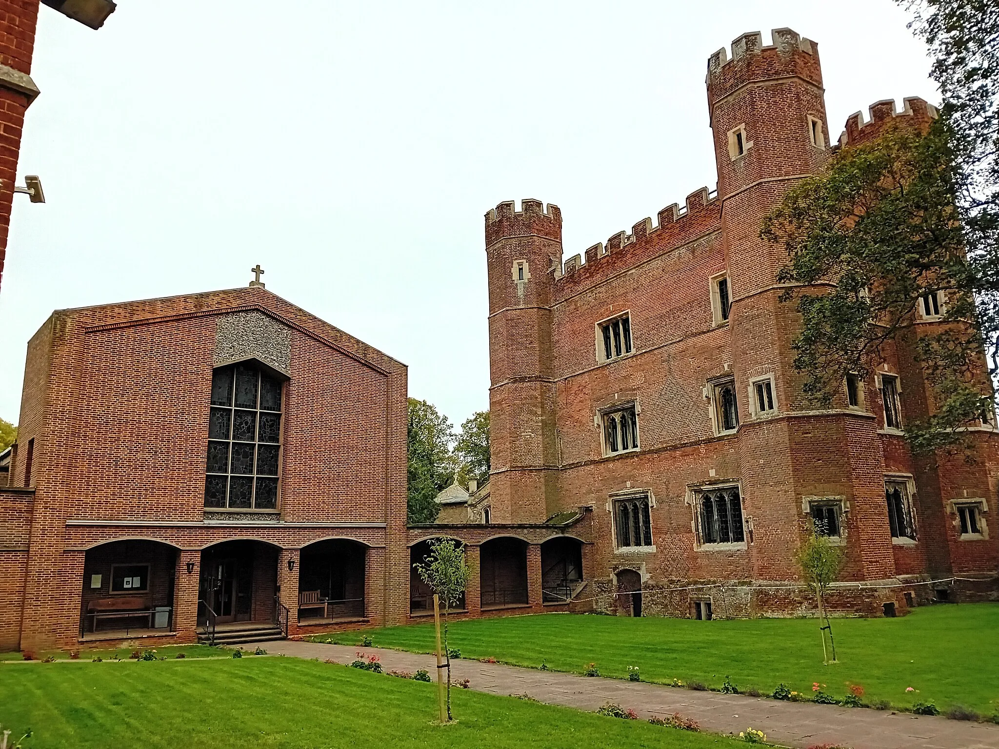 Photo showing: 15th century tower from former Bishop of Lincoln's palace, and modern Catholic church of St Hugh of Lincoln.