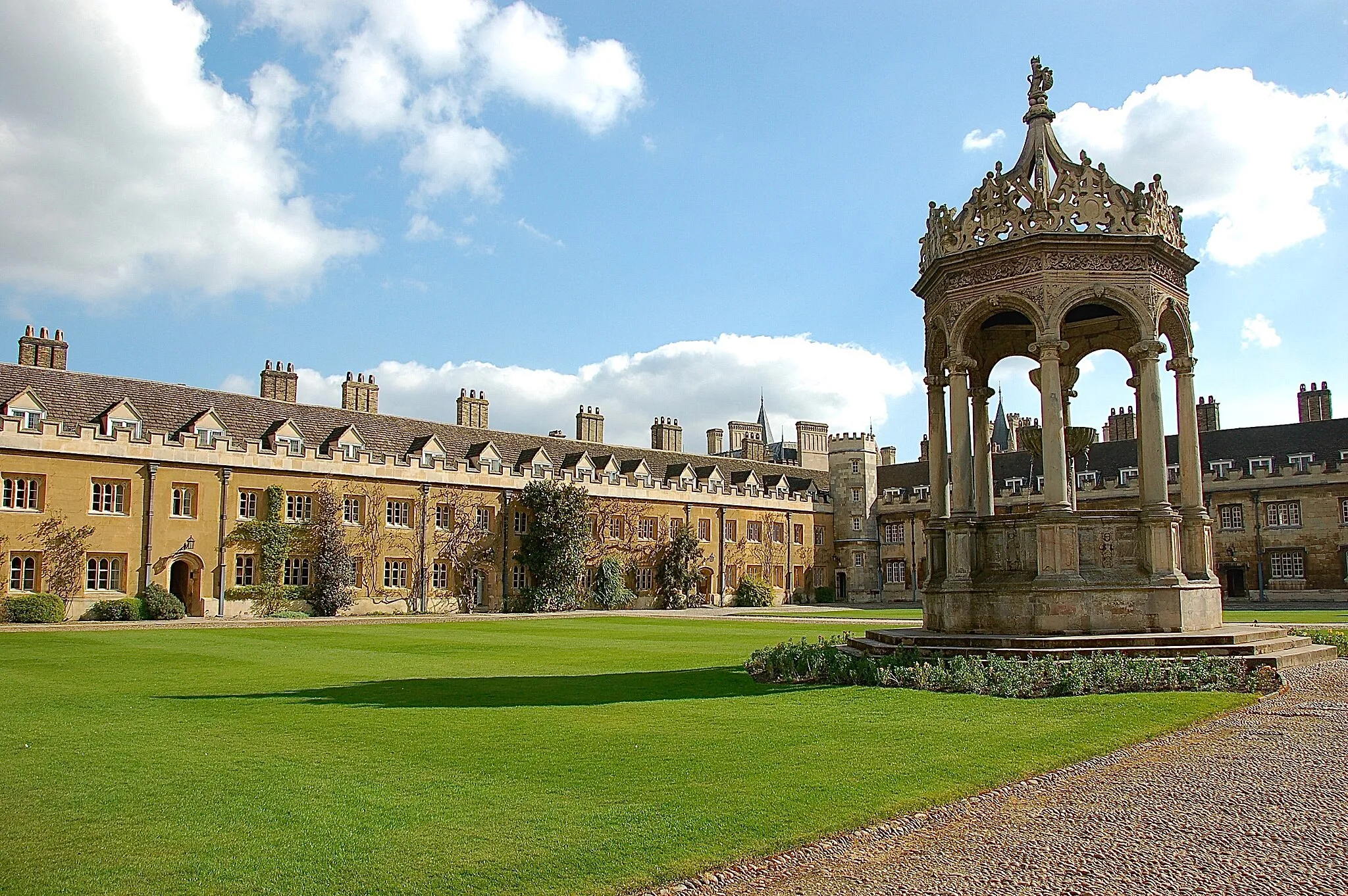 Photo showing: Trinity College, Cambridge. Scene of the 'Great Court Run' as featured in Chariots of Fire