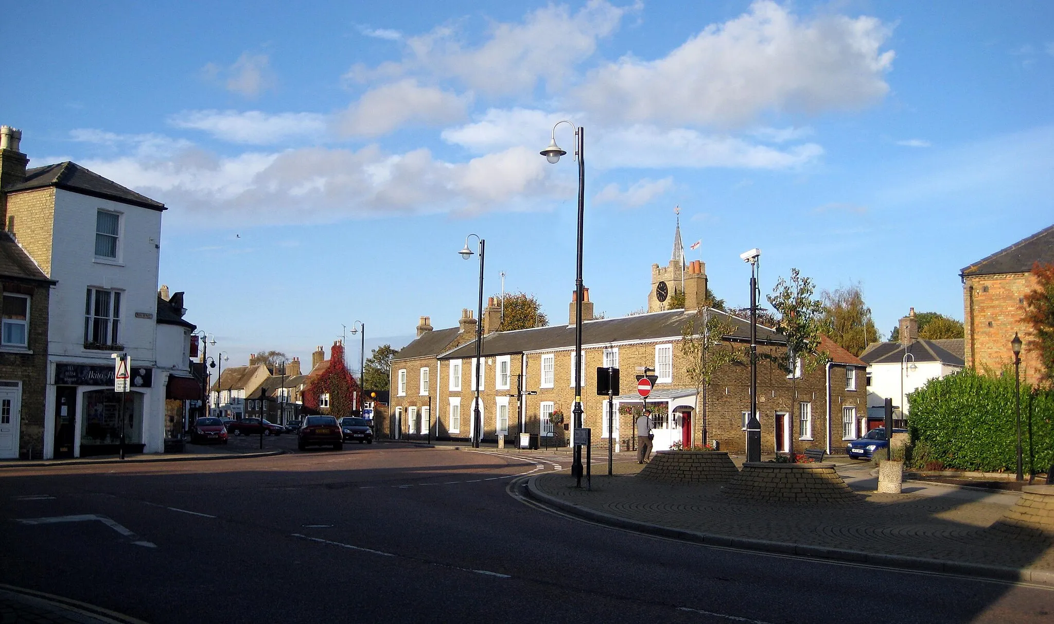 Photo showing: Market Hill, Chatteris, Cambridgeshire looking towards the High Street.