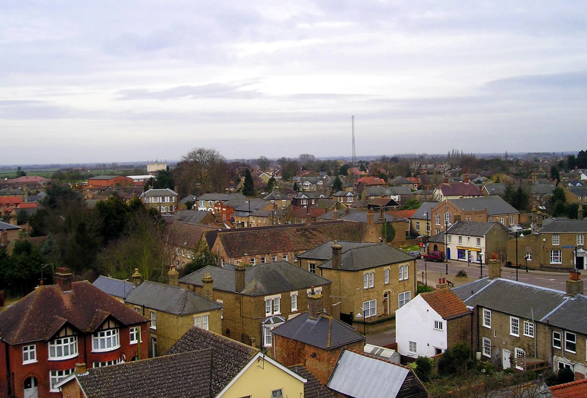 Photo showing: Aerial shot of Chatteris looking down West Park Street towards the Emmanuel Church, water tower and Cromwell School, taken from the top of the church tower, 2006.