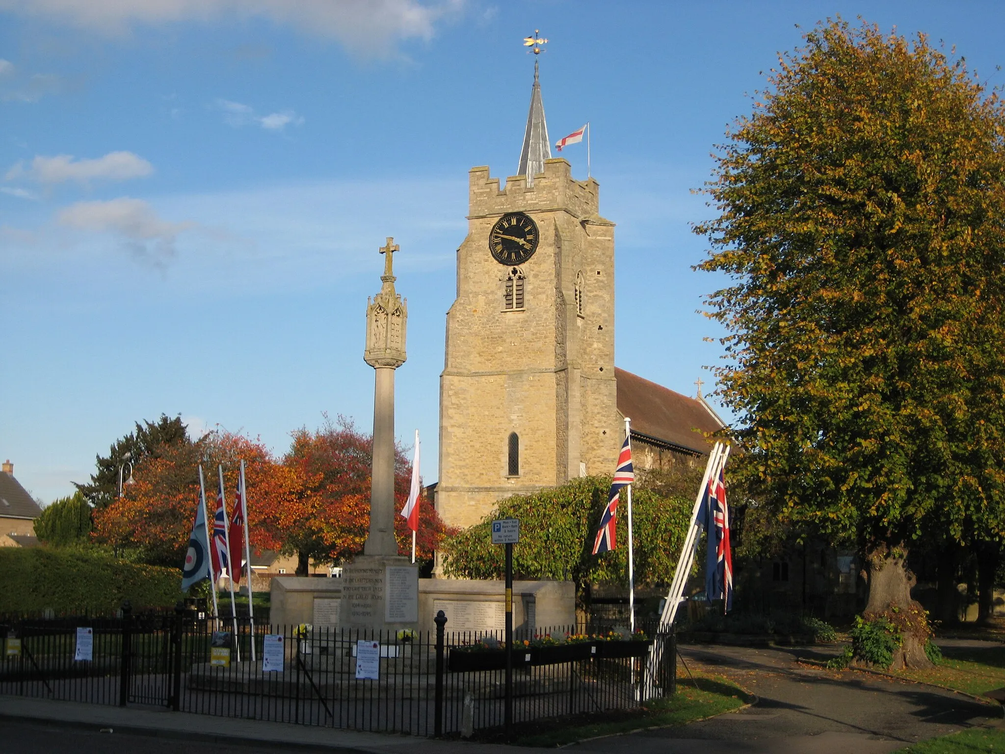 Photo showing: St Peter & St Paul's church, Chatteris, Cambridgeshire. The war memorial in the foreground has been prepared for Remembrance Sunday.