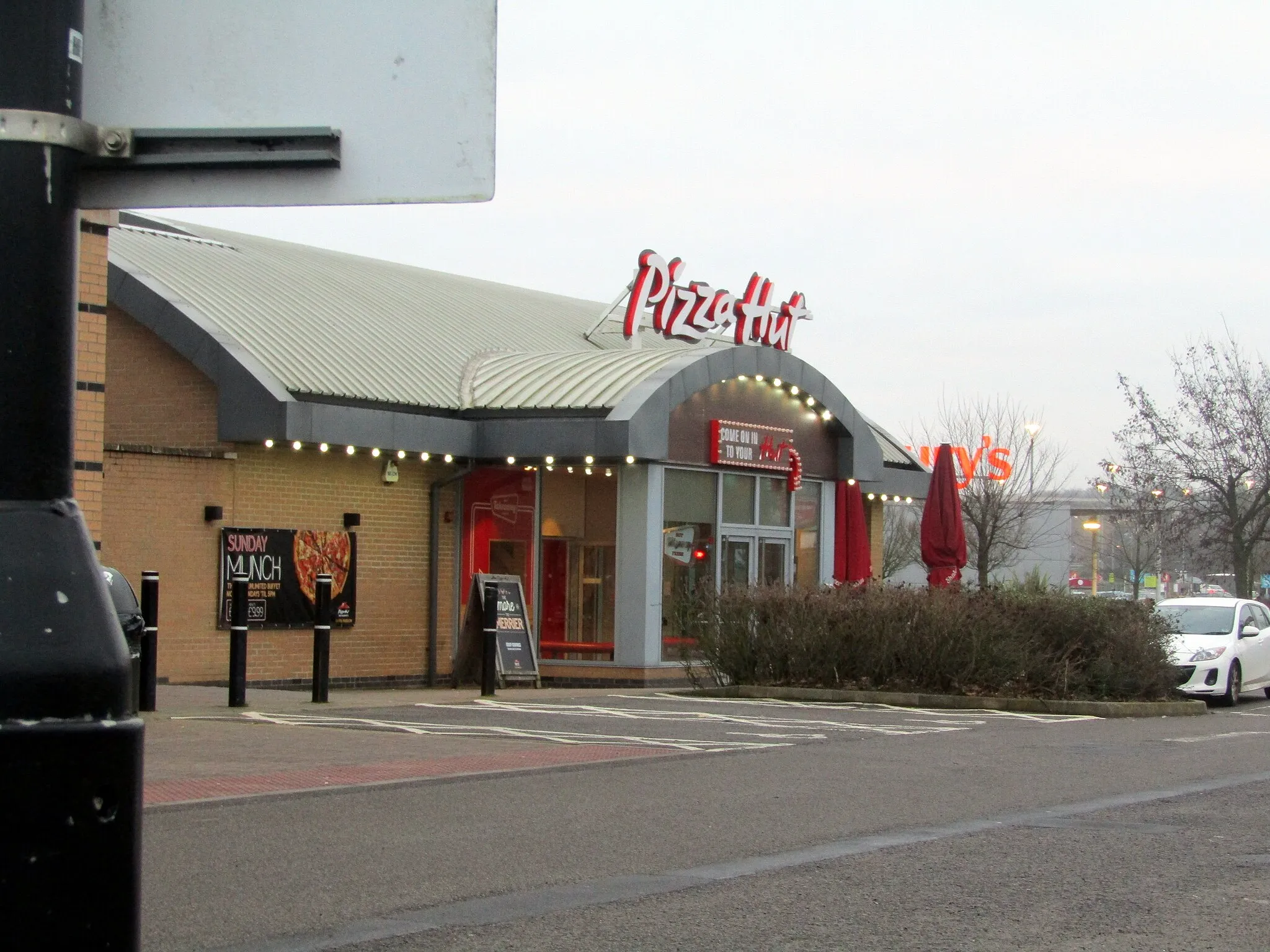 Photo showing: A Branch of Pizza Hut restaurants located on Longwater retail park which is in the neighbourhood of Costessey east of the city of Norwich, Norfolk, England.