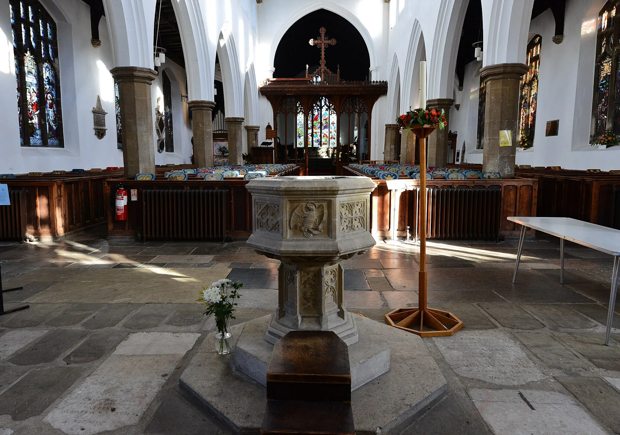 Photo showing: Diss: St. Mary the Virgin Church: The Victorian font and nave