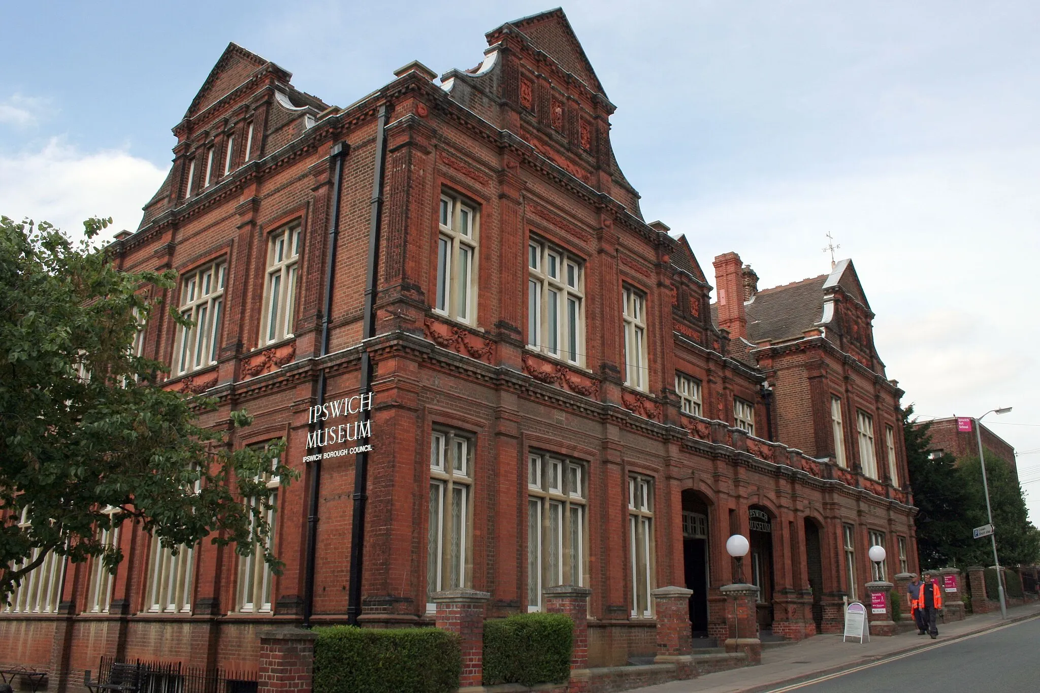 Photo showing: Ipswich Museum viewed from the High Street in August 2013.