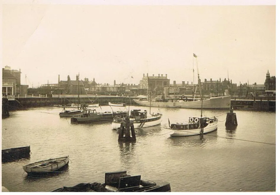 Photo showing: Picture of Lowestoft Harbor.