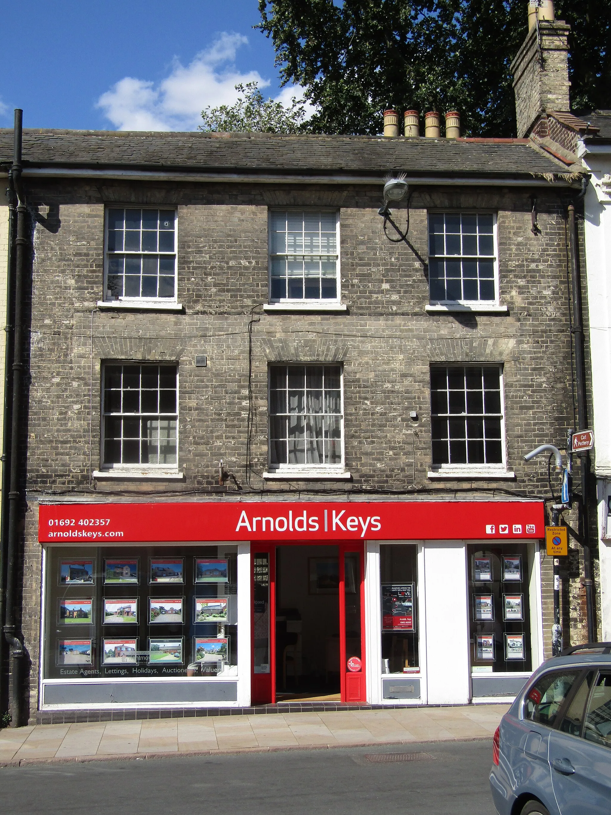 Photo showing: A branch of Arnolds Keys estate agents located on Market Place within the town of North Walsham, Norfolk, United Kingdom.