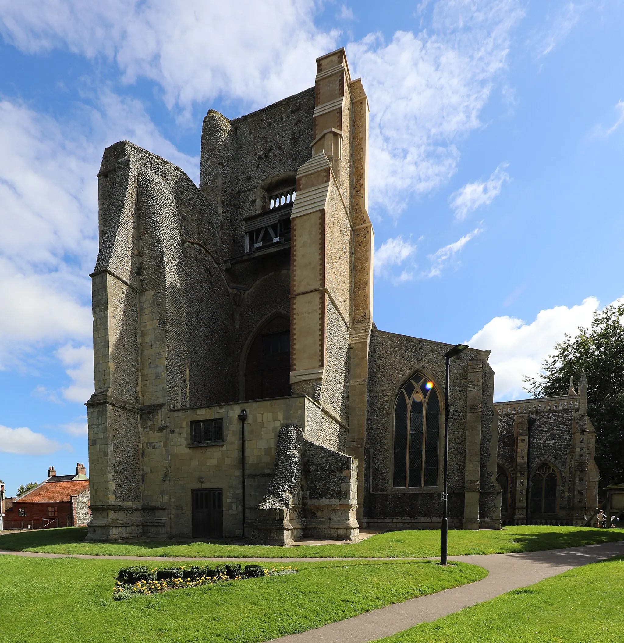 Photo showing: Photo of the collapsed tower of St Nicholas Church, North Walsham