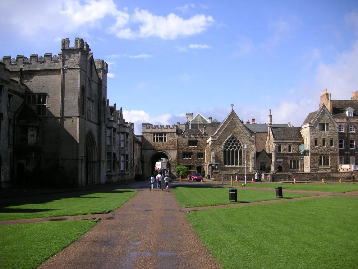 Photo showing: Peterborough Cathedral, view of the precinct from near the west font, looking towards the gatehouse.