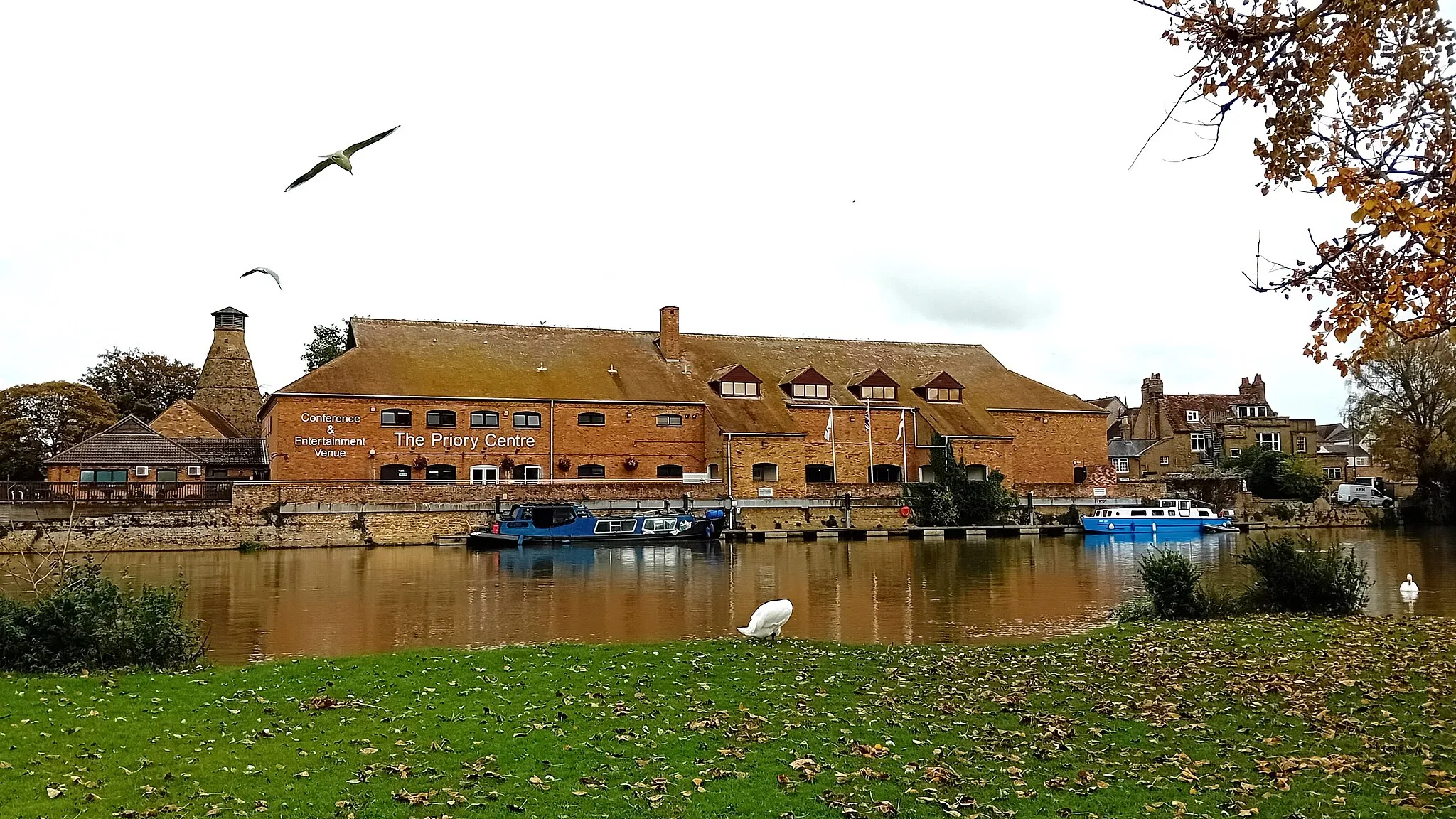 Photo showing: Conference centre and entertainment venue on banks of River Great Ouse, built 1980. Extended 1988 to incorporate offices of St Neots Town Council.