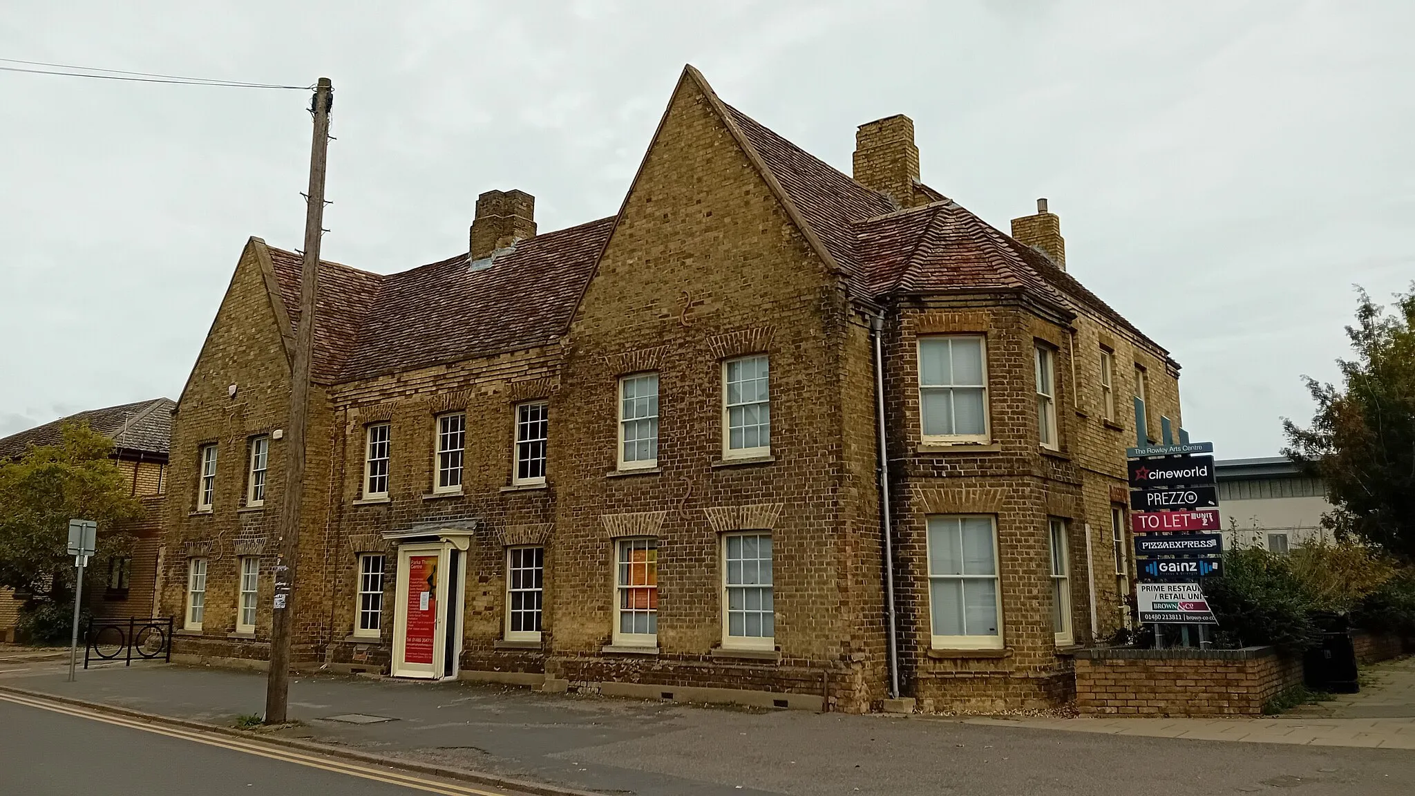 Photo showing: Early 19th century house known as Cressner or Cressener House. Bought 1938 by St Neots Urban District Council to serve as its offices and meeting place, which it remained until the council's abolition in 1974. It then passed to the new Huntingdon District Council and later became commercial premises.