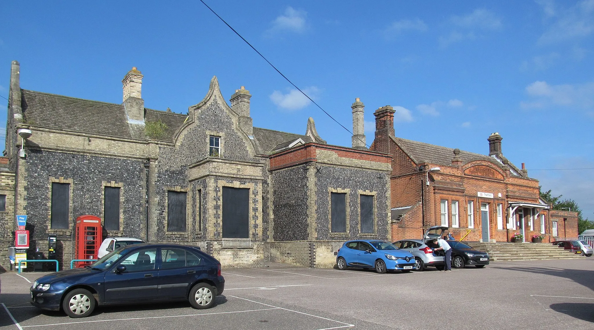 Photo showing: Thetford railway station buildings, as seen from the car park