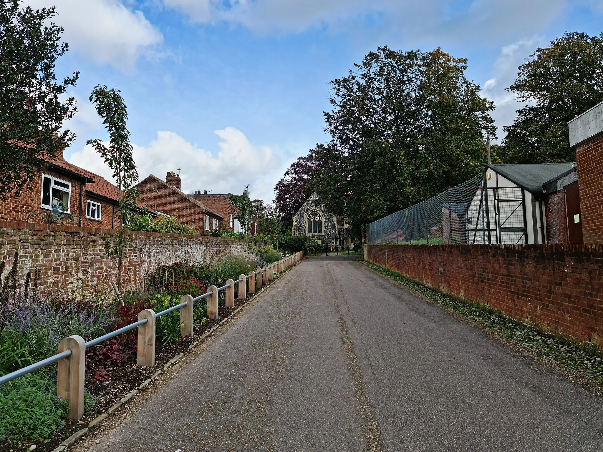 Photo showing: Rosary Cemetery, Norwich, England. Opened by the Rev Thomas Drummond in July 1821 in a former market garden in the village of Thorpe Hamlet (now a part of Norwich), it was both the first non-denominational cemetery and the first landscaped cemetery in England.