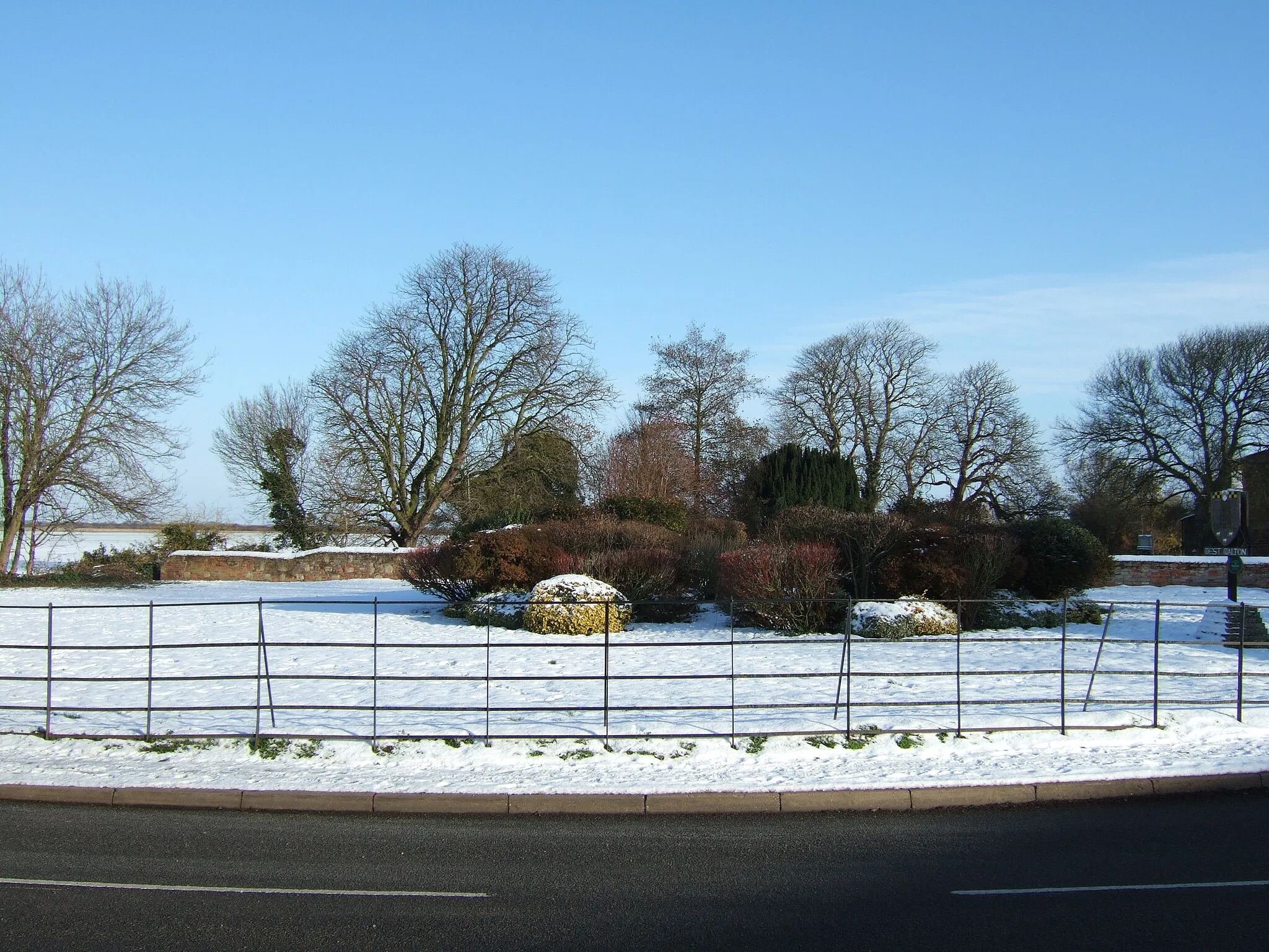 Photo showing: Snow covered garden near church, West Walton, Wisbech