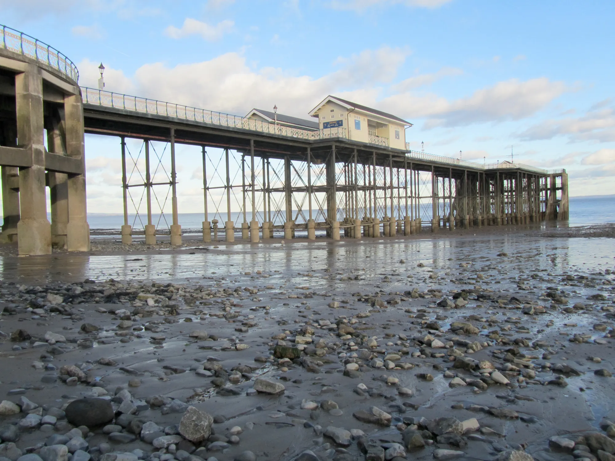 Photo showing: Penarth Pier near Cardiff, Wales, at low tide