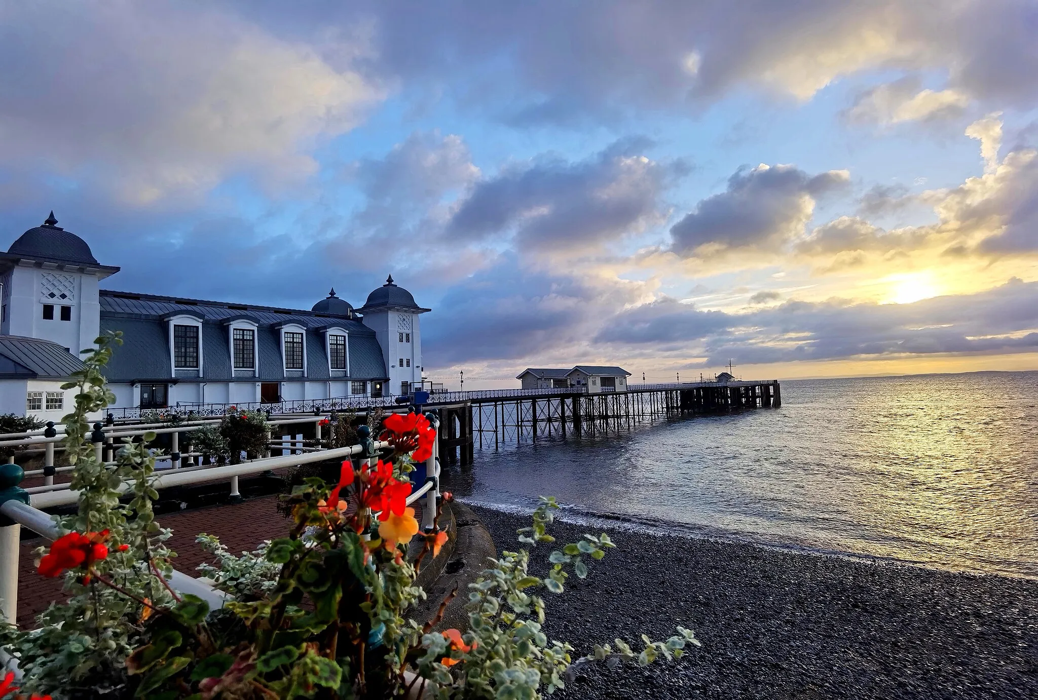 Photo showing: Sunrise, Penarth seafront, Wales