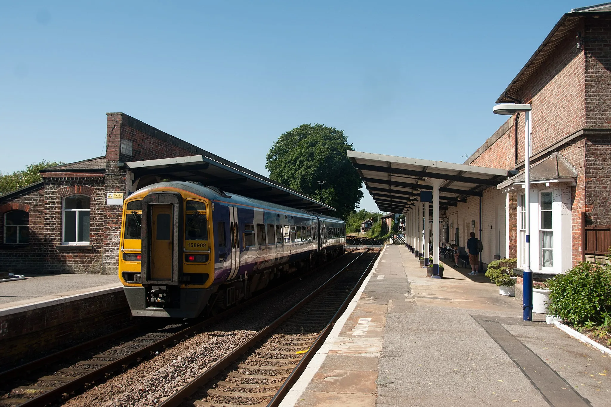 Photo showing: Northern Class 158, no. 158902 pauses at Driffield station with a service from Bridlington to Hull