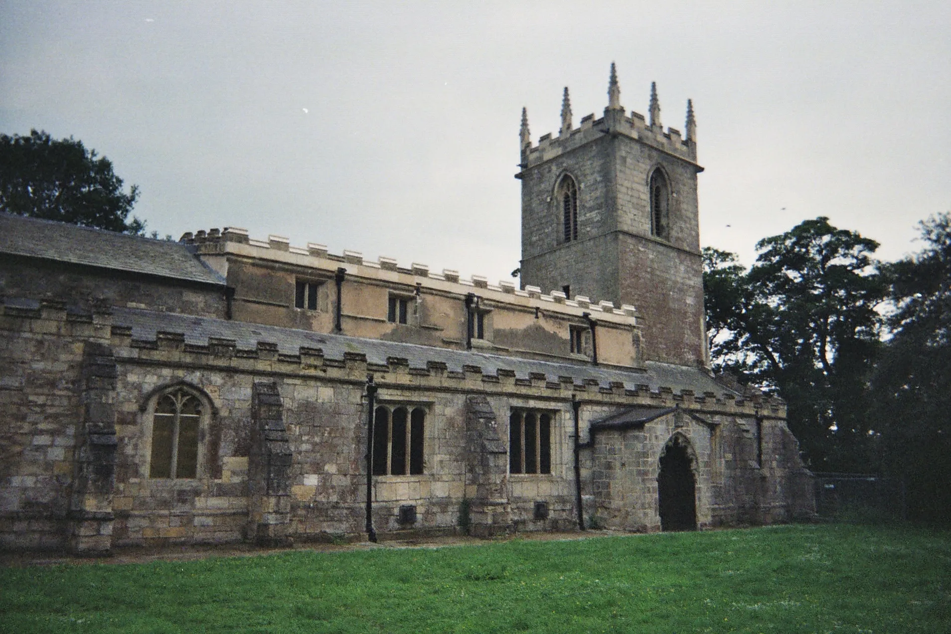 Photo showing: Nave and west tower of St Andrew's parish church, Epworth, Lincolnshire, seen from the northeast