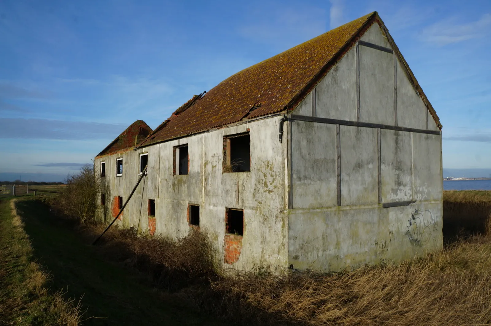 Photo showing: A ruined farmhouse on the banks of the River Humber