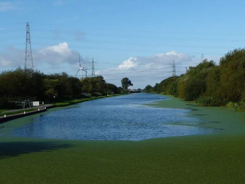 Photo showing: Blue water on the canal at Keadby