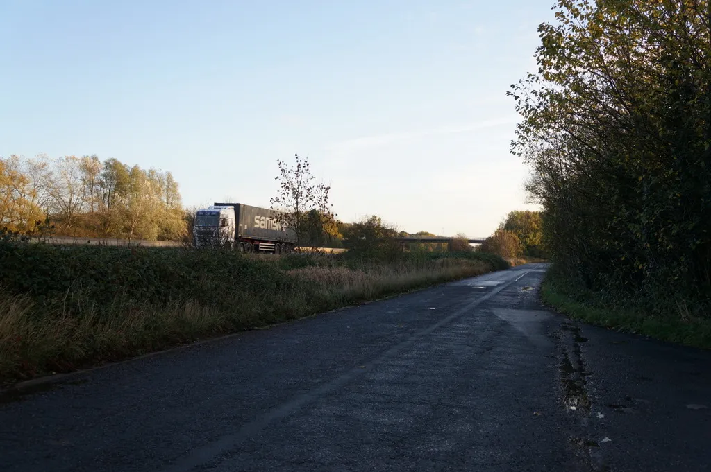 Photo showing: A minor road near Mill Lane Farm