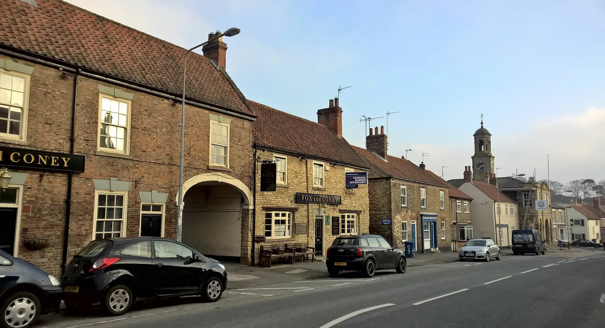 Photo showing: Fox and Coney, and Town Hall, South Cave