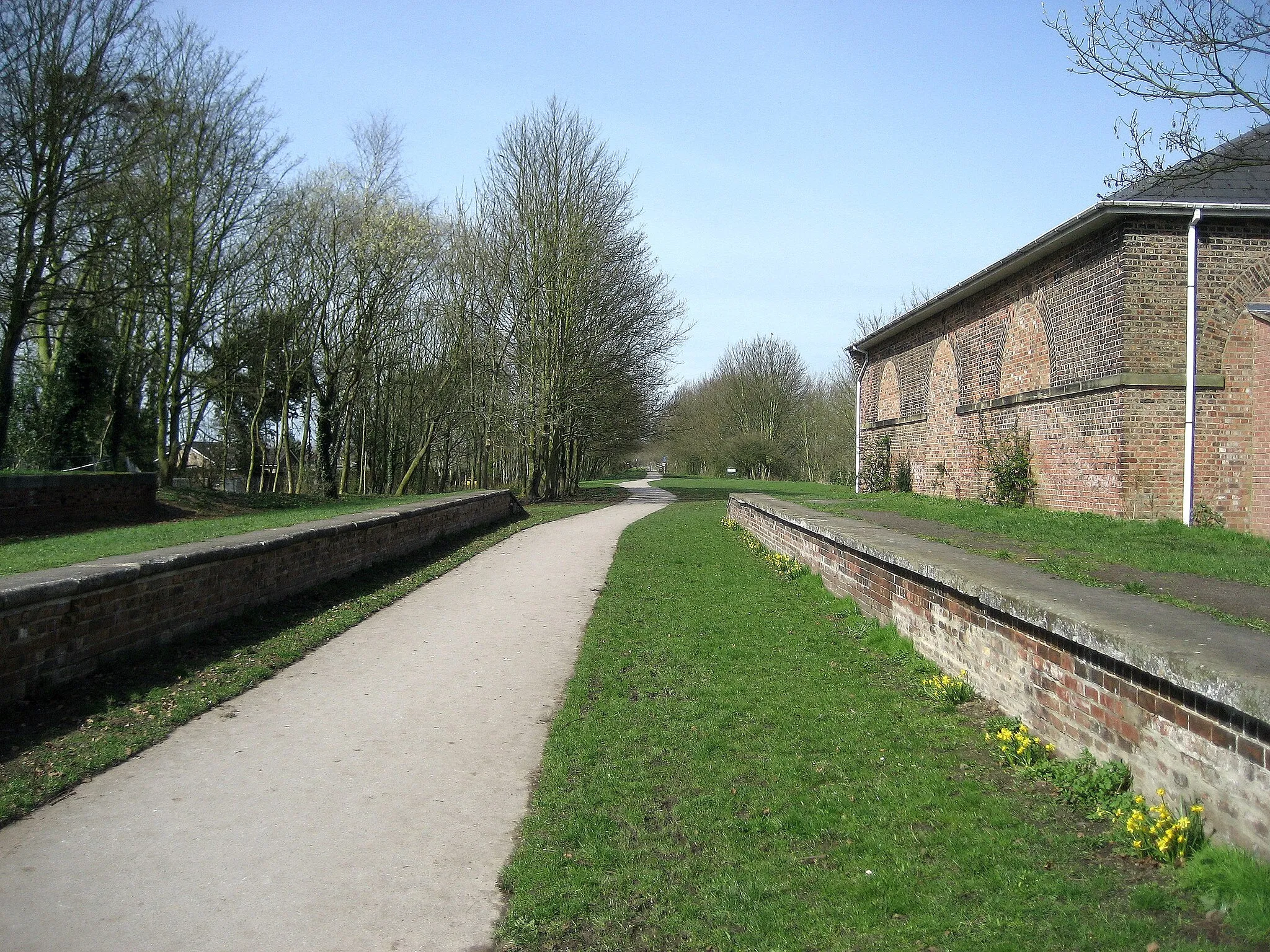 Photo showing: Old Railway Station at Stamford Bridge All that remains of the railway station at Stamford Bridge that used to be on the York to Beverley Line. The trackbed is still there and utilised for leisure facilities.