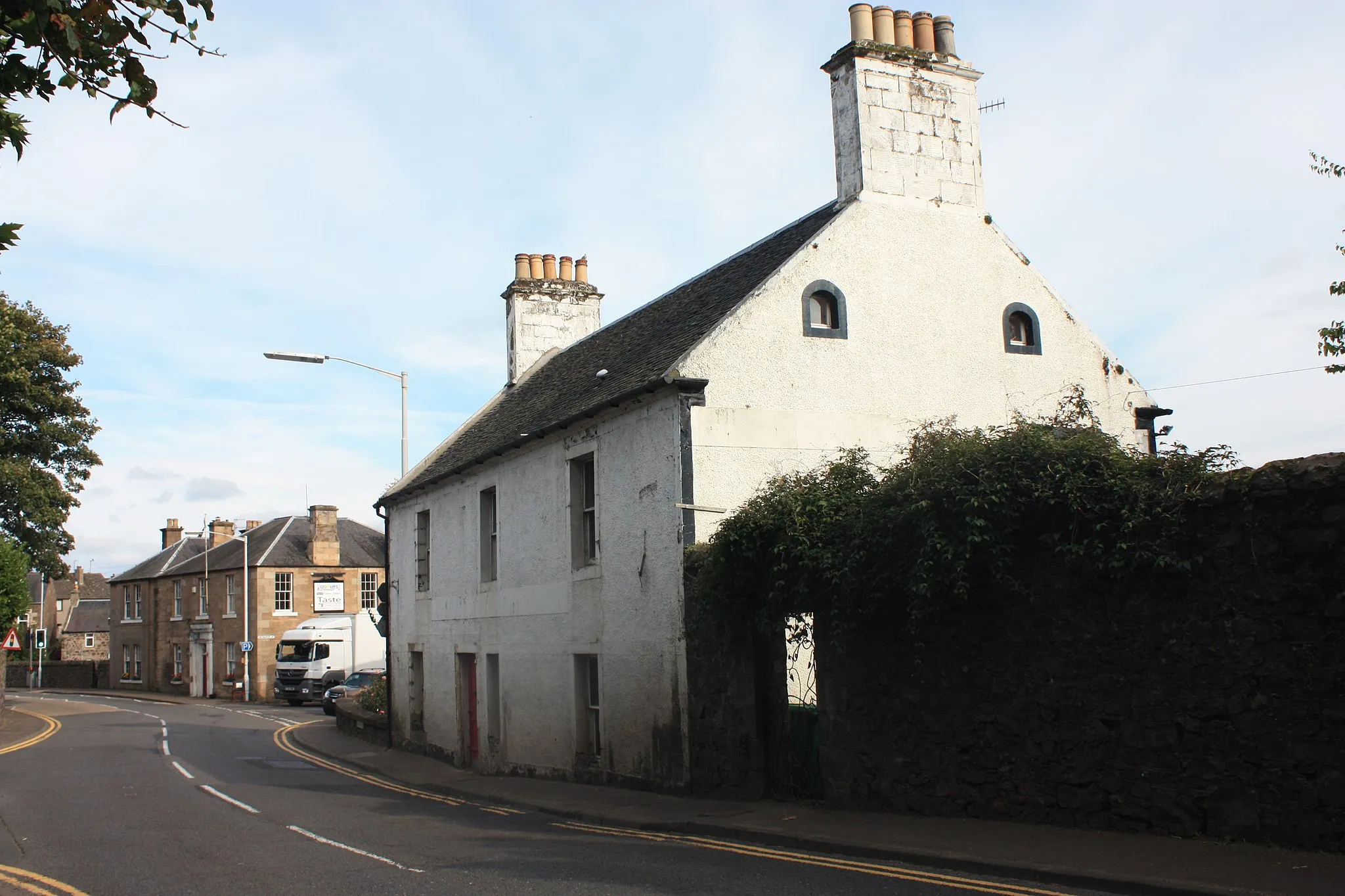 Photo showing: The former hotel in Auchtermuchty was a roadside coaching inn c.1750