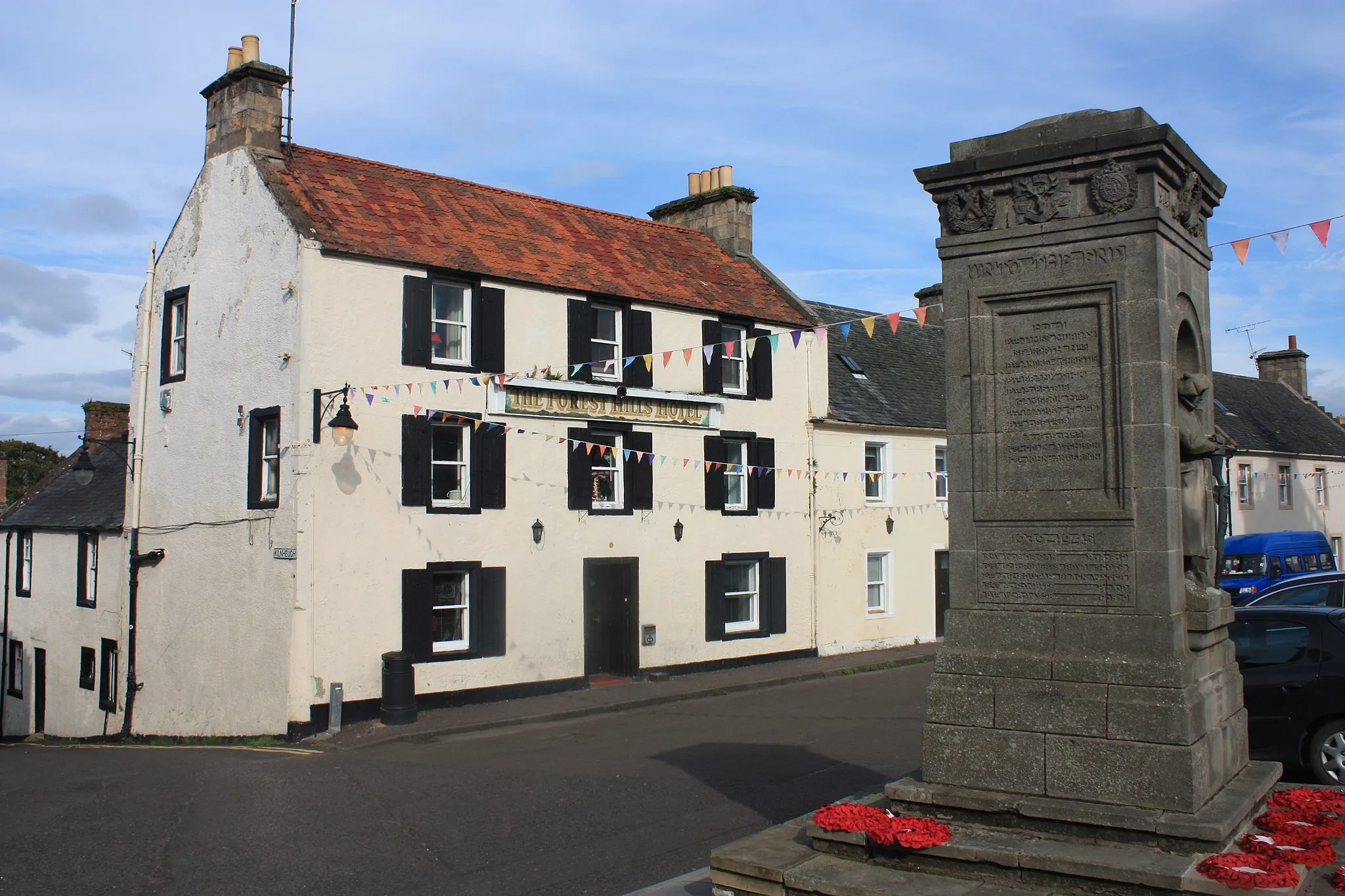 Photo showing: Auchtermuchty war memorial in the old market square