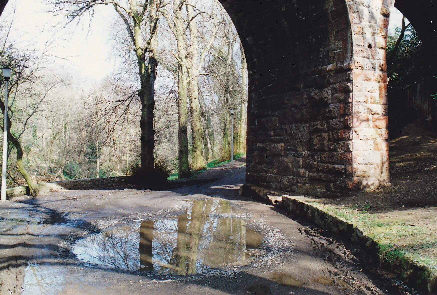 Photo showing: Colinton Dell, Feb 1991