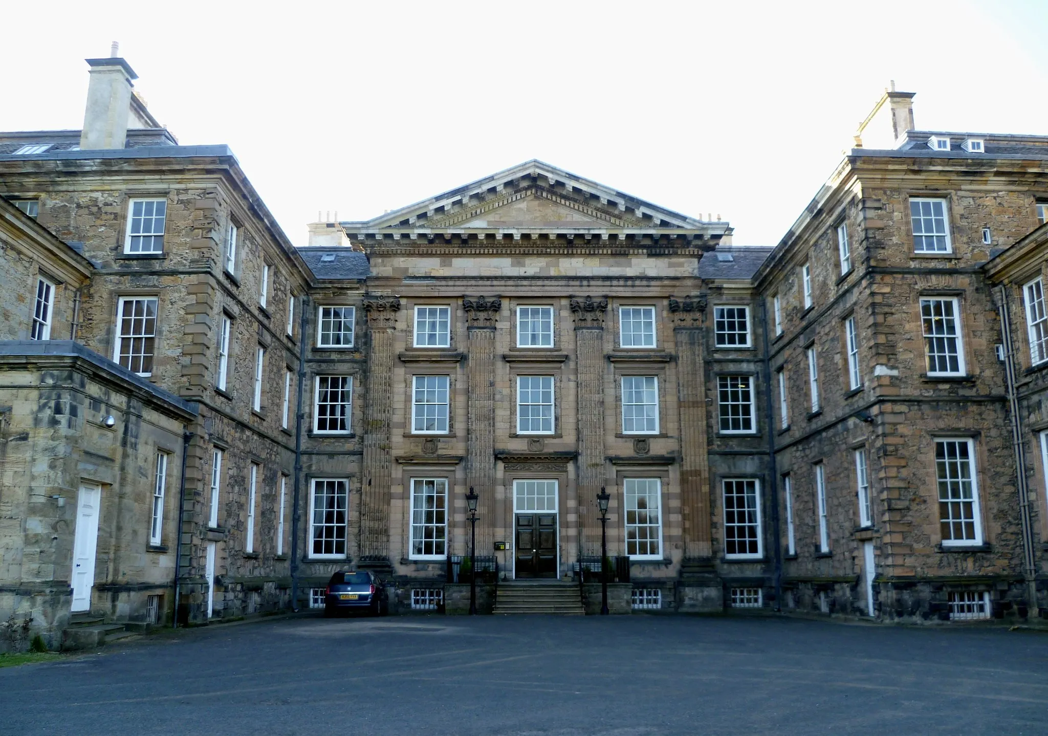 Photo showing: Frontage of Dalkeith Palace, now styling itself more modestly as Dalkeith House. The building is the work of several architects including additions by Vanbrugh. The main portion was built between 1702 and 1711. It is now the Scottish Campus of the University of Wisconsin