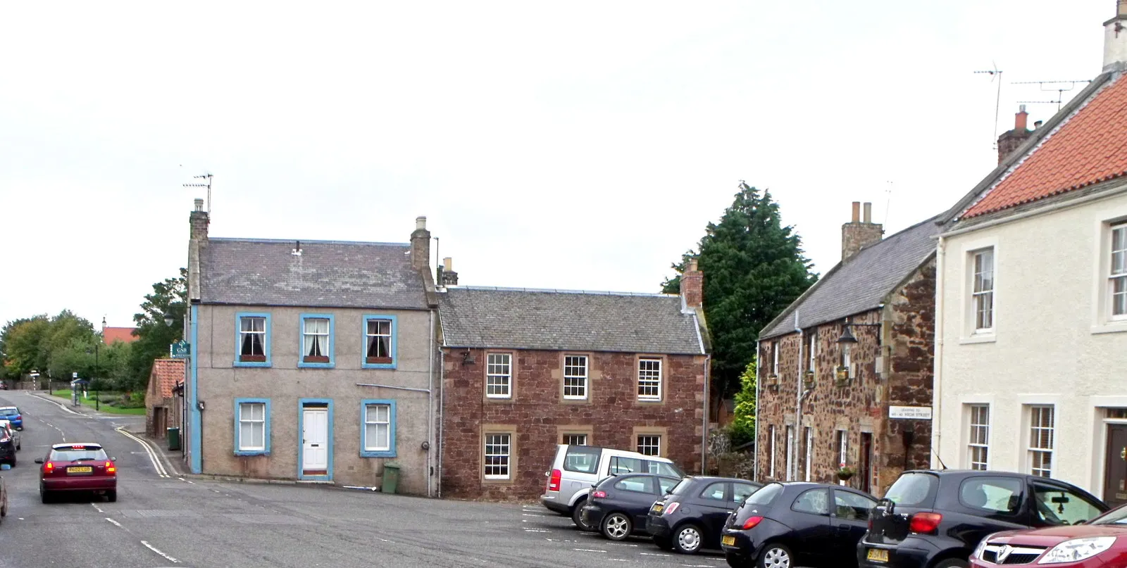 Photo showing: Houses in High Street, East Linton