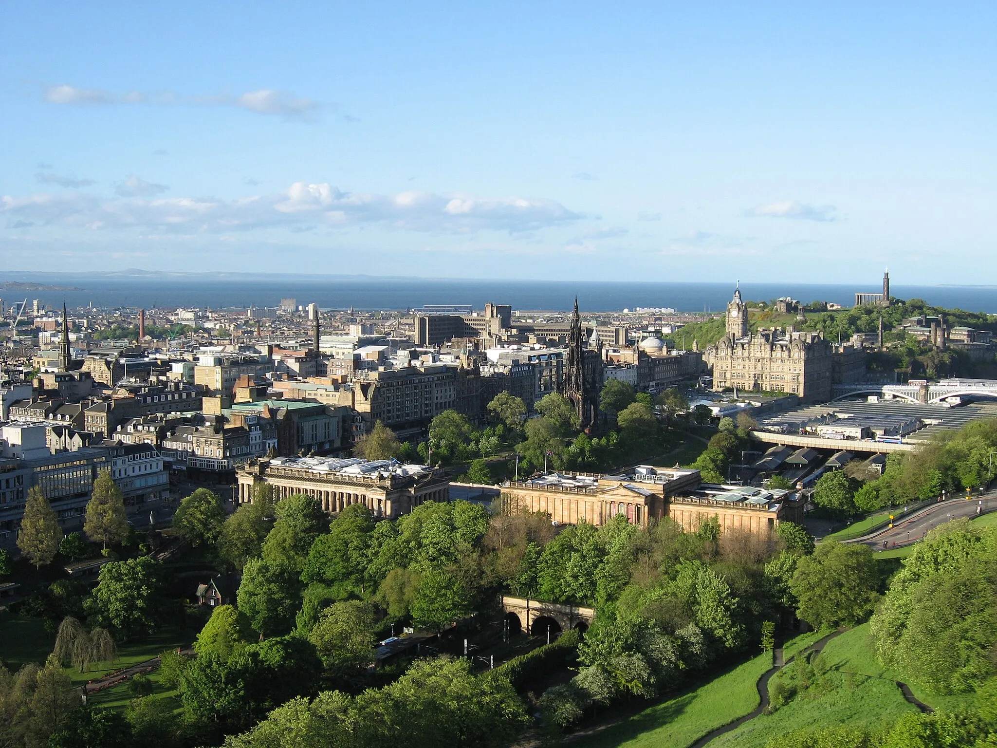 Photo showing: View over en:Edinburgh from en:Edinburgh Castle. Photo taken by Alan Ford 2006-05-25.